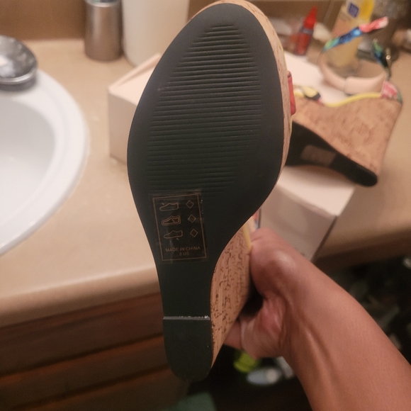 Yellow floral size 8 wedge - Picture 3 of 4